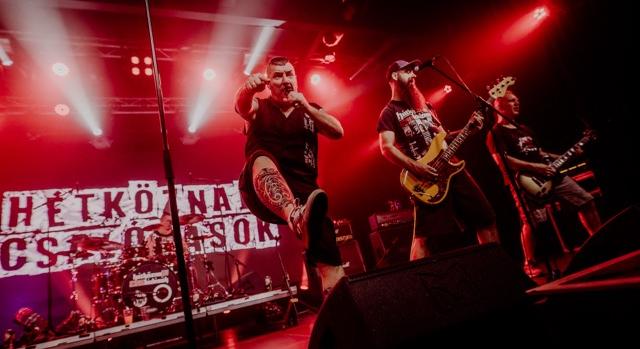 Azahriah mellett a Hétköznapi Csalódások is fellép a Rendszerbontó nagykoncerten