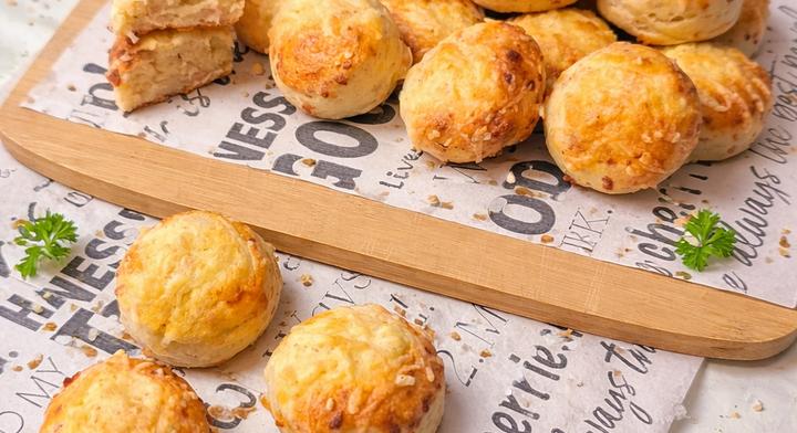 Sajtos-sonkás húsvéti pogácsa: puha, illatos és finom