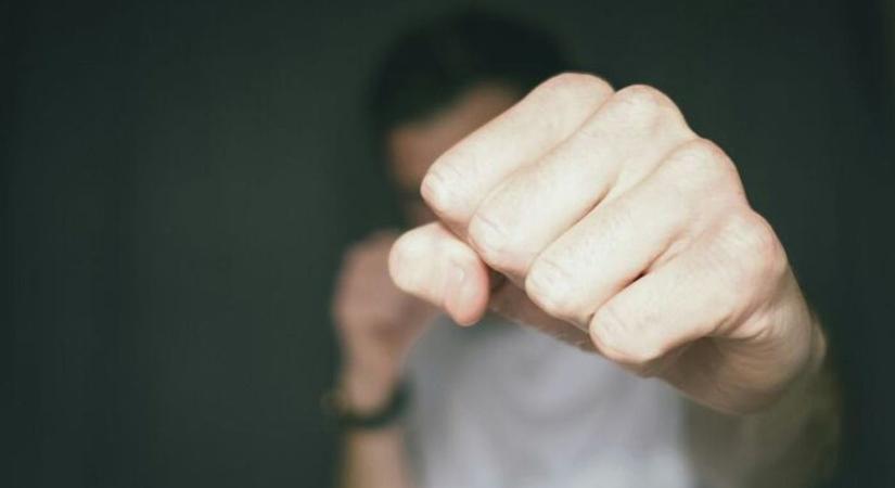 Durva balhé: pitiáner ok miatt ütötte agyba főbe ismerősét a vasi presszóban