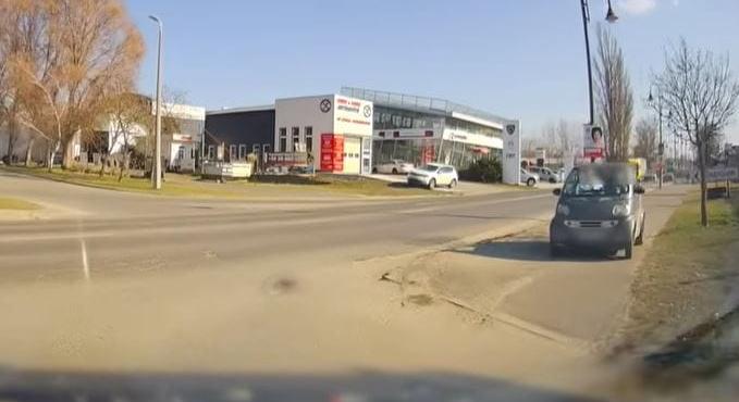 Járdán jött az autós és még ő volt felháborodva – videó