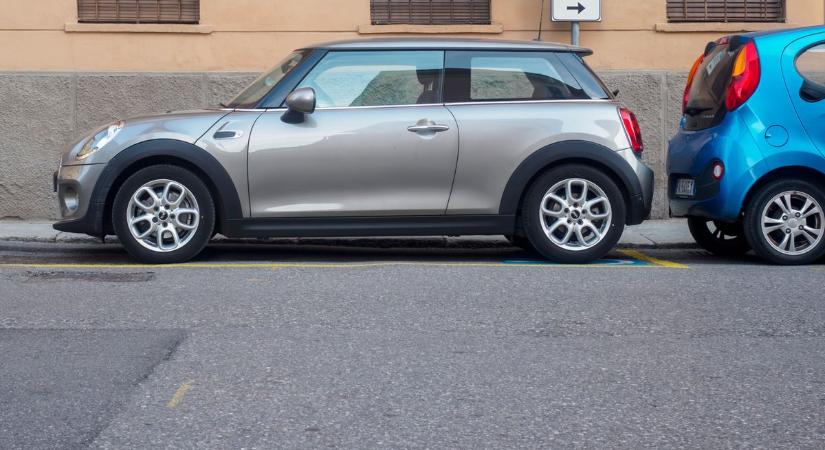 Figyelem, kecskemétiek: péntekig el kell hagyni a parkoló autókkal ezt a belvárosi útszakaszt!