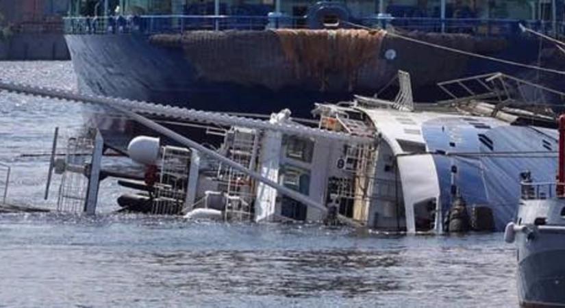 Elsüllyedt vontatóhajó: a haditengerészet búvárai felhozták a mélyből az egyik áldozat holttestét