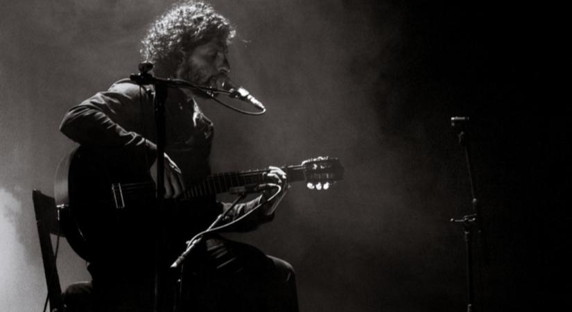 Suttogva is betölti a teret: Jose Gonzalez új lemezével érkezik a Völgybe