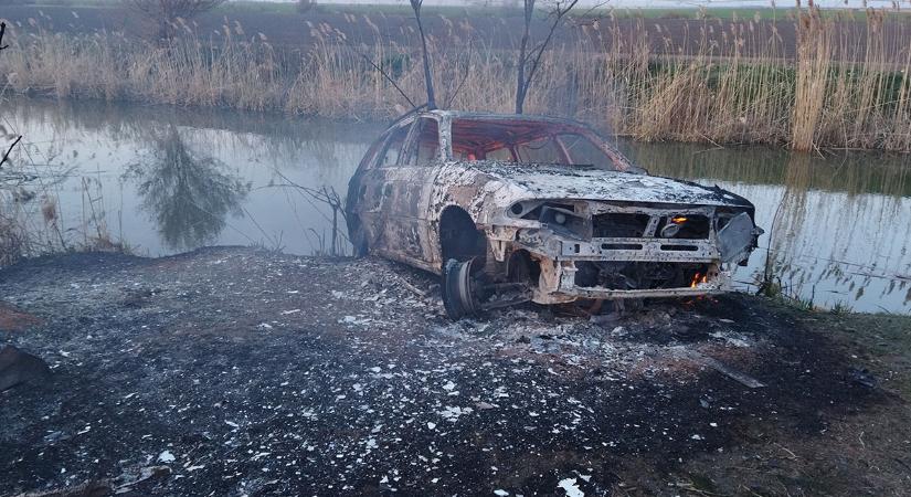 Lángokban állt egy autó Csabacsűd határában