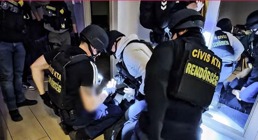 Drogot árult egy nigériai a debreceni albérletében, egy zokni is bizonyíték lett – videóval