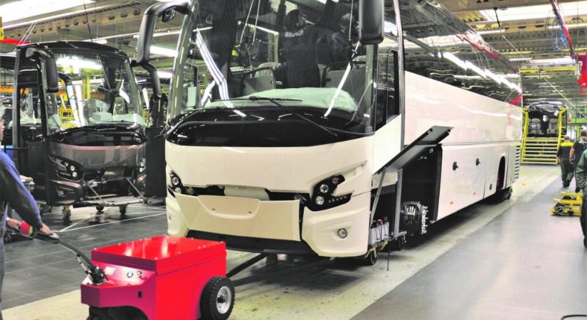 Munkaerőhiány és baleseti kockázat a gyárakban – új korszak jöhet a belső anyagmozgatásban