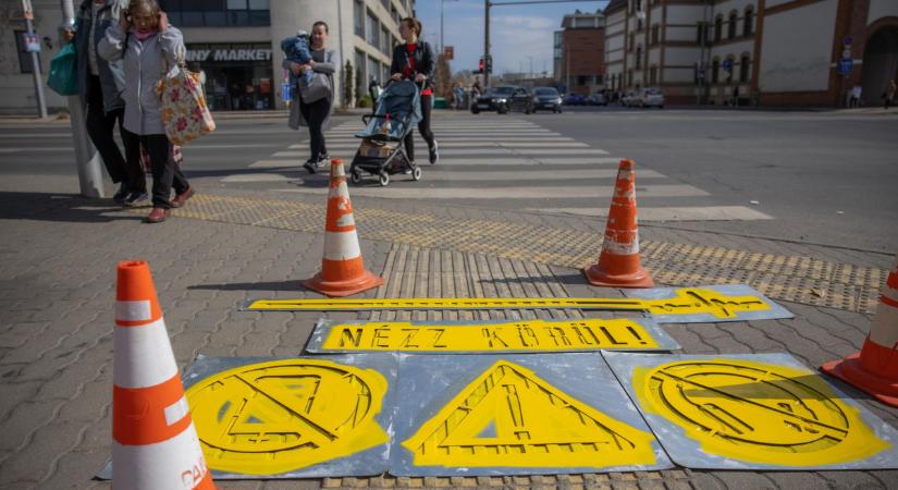 Érdekes feliaratok jelentek meg Debrecenben