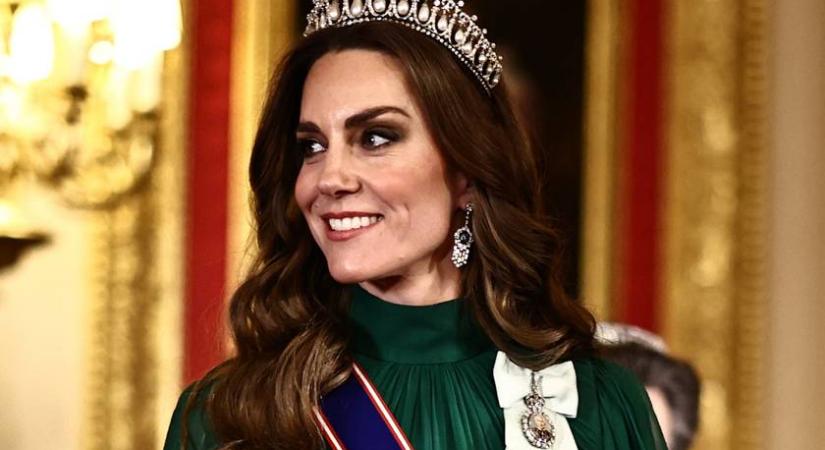 Katalin hercegné smaragdzöld estélyiben jelent meg a kastélyban: tiarában fotózták az előkelőséget