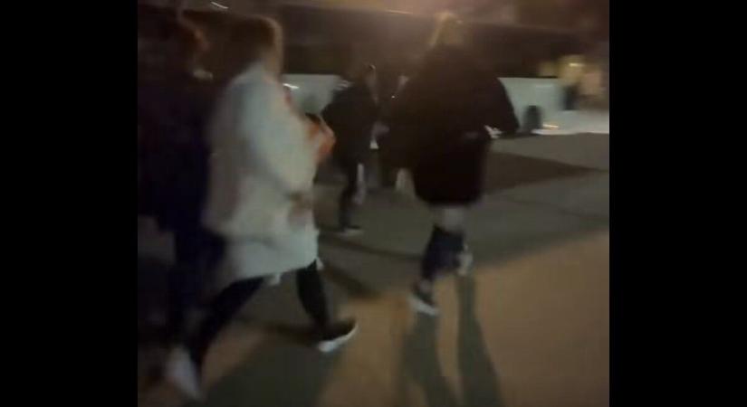 Videón, ahogy szaladnak Orbán fizetett bértapsolói a buszra