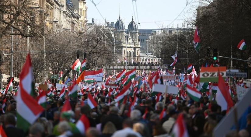 Micsoda palimadár ez az Orbán, hogy a nagyvárosi rendezvényein ott lengetik más települések tábláit a fideszes falusiak