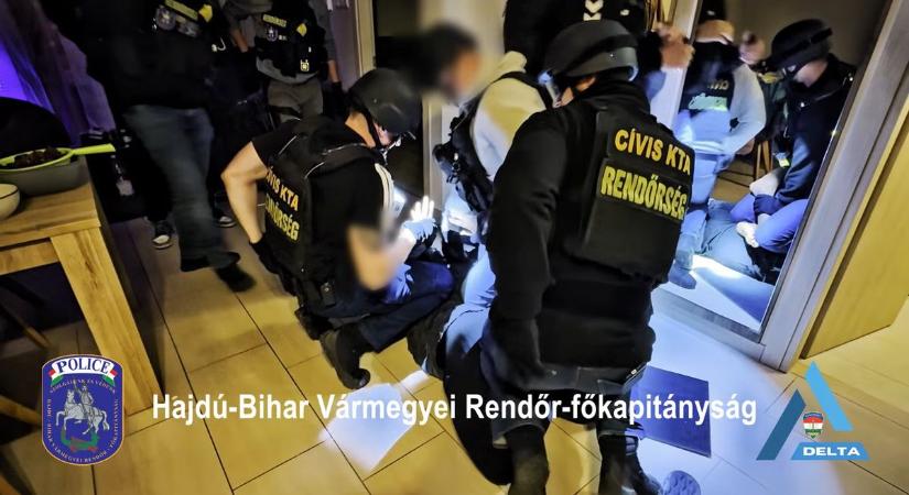 Rendőrök érkeztek Debrecen egyik modern társasházához, talán a szomszédok se tudták, mi megy az egyik lakásban – videóval