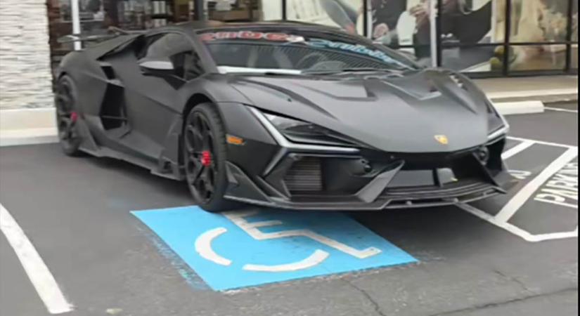 Százmilliós autóval állt a mozgássérült helyre, de jött a matricás ember