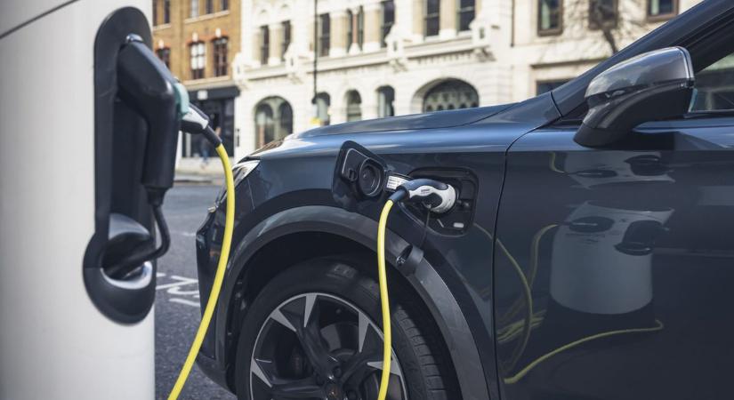 Hamarosan kötelező: több tízezer plug-in hibrid tulajnak kell felkeresnie a kormányablakot