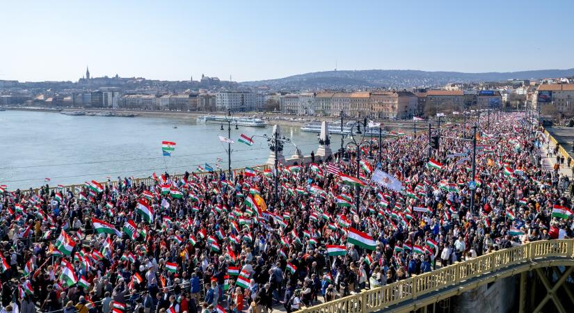 Csak a falvakban a Fidesz vezet, a fiatalok között viszont alig, a Békemenettel állítólag nőtt a népszerűsége