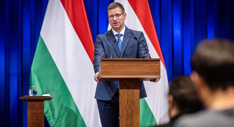 Feszült uniós csúcs közben, a kampány sűrűjében tesz bejelentéseket a kormány - Gulyás Gergely és Vitályos Eszter tájékoztatója