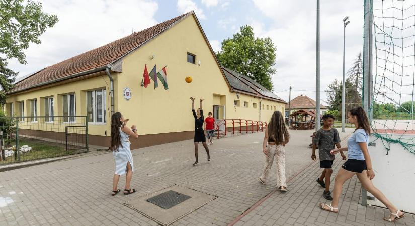 „Ha bajod van, ne ott és ne úgy reagálj, ahogyan indulatból tennéd” – így kezeli a magyar rendszer az iskolai feszültséget