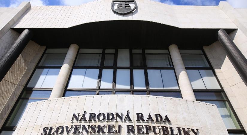 A parlament csütörtökön az adósságfékből eredő kormányzati kötelezettségekről kezdett vitát