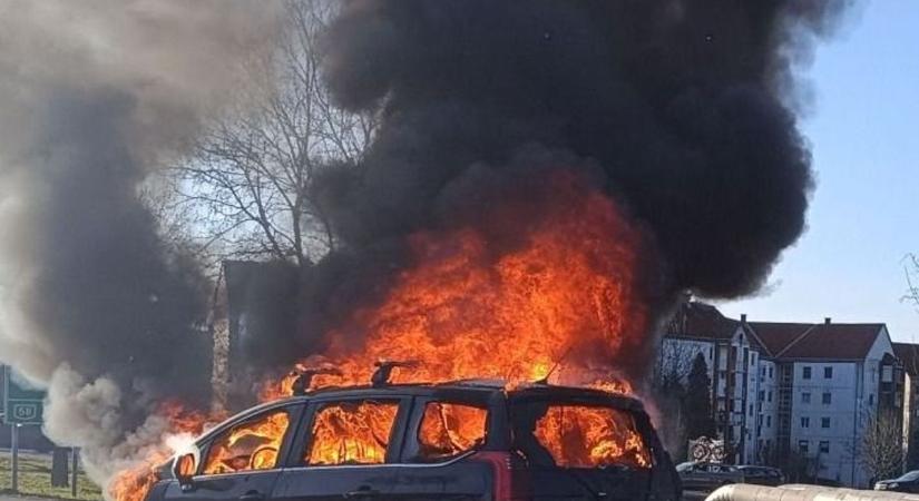 Teljes útzár – szénné égett egy autó Szulimán térségében