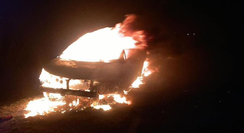 Hatalmas lángokkal égett egy autó a 35-ös úton – fotóval