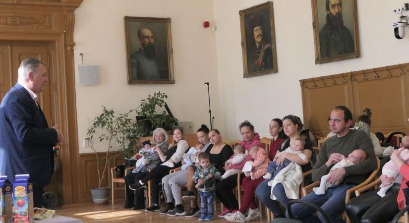 42 kisbaba „vette át az uralmat” Abonyban, zenebölcsivel és ajándékkal várták a legkisebbeket