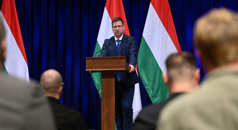 A kancelláriaminiszter ismerteti a legújabb kormányzati döntéseket – kövesse nálunk élőben