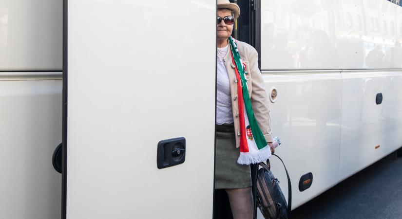 Székesfehérvárról buszoztatták a nyugdíjasokat Orbán dunaújvárosi fórumára