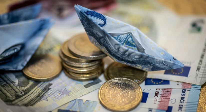 Nincs jó napja a forintnak, 394 felett az euró