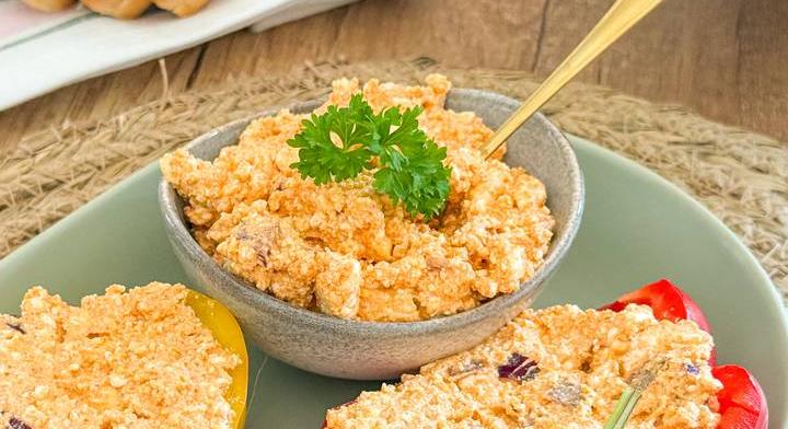 Krémes házi körözött: ropogós kaliforniai paprikába töltve még jobb