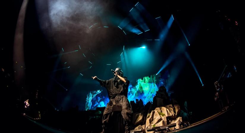 Azahriah is fellép Puzsérék Rendszerbontó Nagykoncertjén a Hősök terén