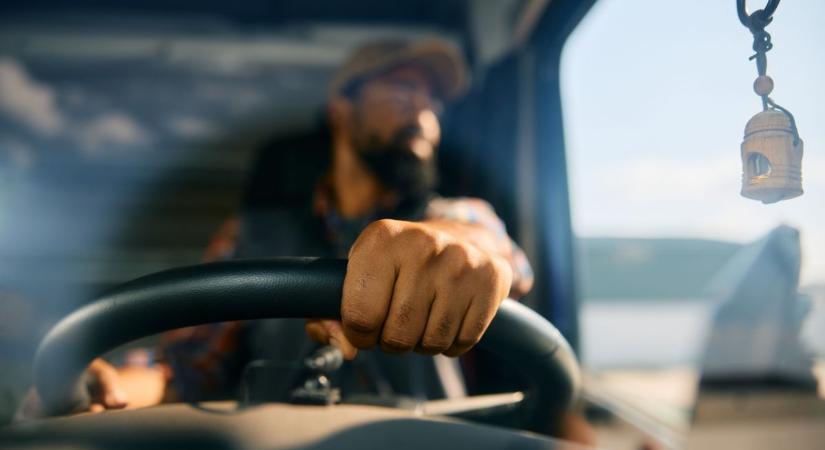 Csalók vették célba a hazai gépjármű-tulajdonosokat – elképesztő trükkel próbálkoznak