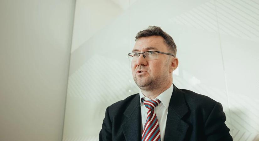 Elemző az iráni háborúról: Komoly esélyt látok egy elhúzódó konfliktusra, a helyzet csak 2028-tól enyhülhet az olajpiacon