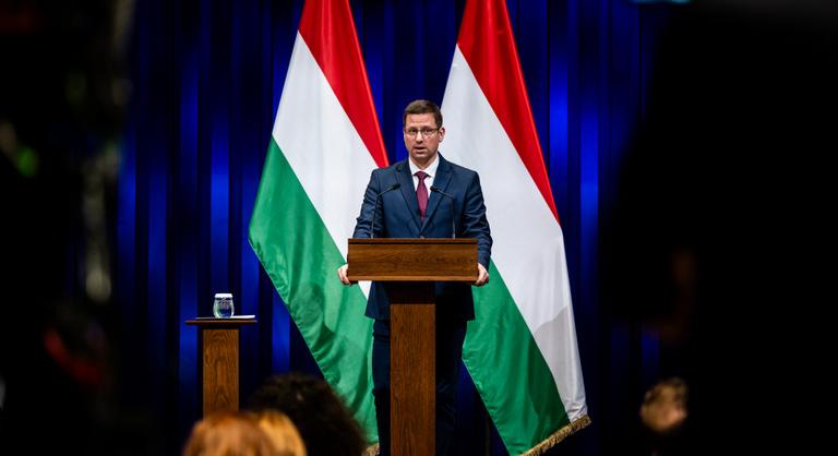 Gulyás Gergely bejelentette, három ukrán állampolgár személyesen fenyegette meg Magyarországot, a kormány kitiltotta őket az országból - Gulyás Gergely és Vitályos Eszter tájékoztatója