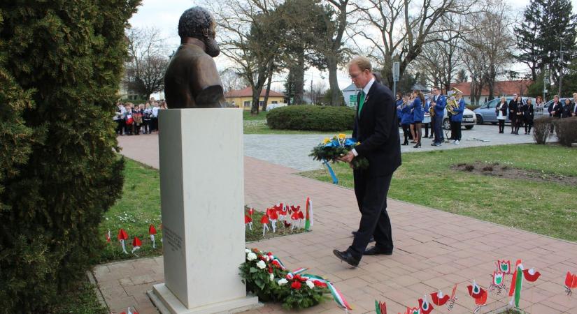 Az ukrán zászló színeivel koszorúzott a képviselő