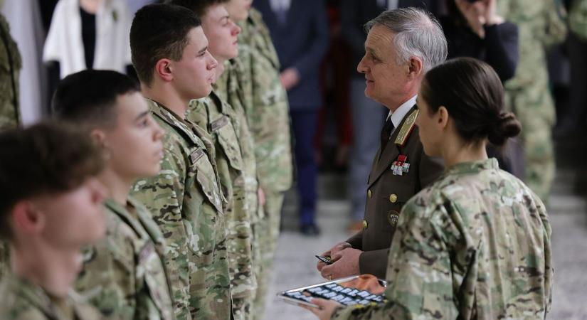 Kadétavatót tartottak az egri Wignerben, 28 diák kapott felvarrót