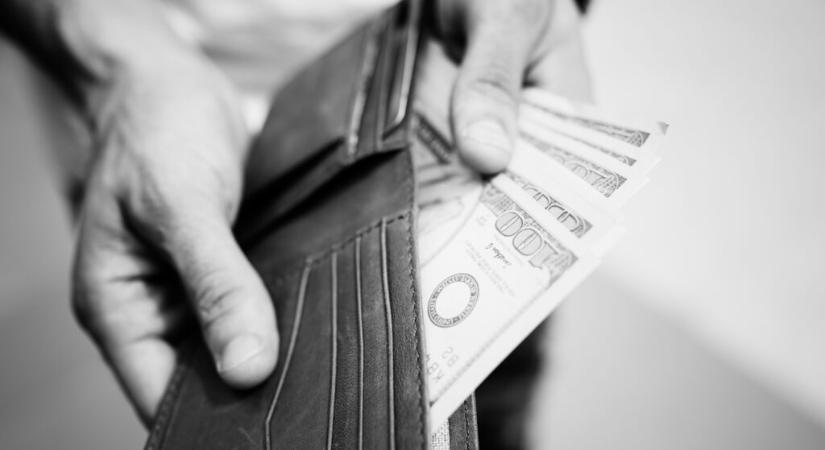 Amikor egy doktori fokozattal rendelkező kevesebbet keres, mint egy általános iskolát végzett személy