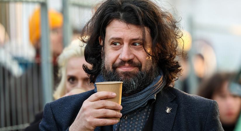 „A kocsmapult alumínium borításán széjjelkent hányásig züllesztette le a politikai beszédet a rezsim” – interjú Puzsér Róberttel