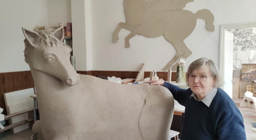 Újraalkotja összetört Pegazusát Pannonhalmi Zsuzsa