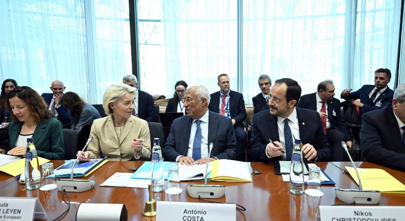 Huszonöt pár csizma Orbán Viktor mellkasán