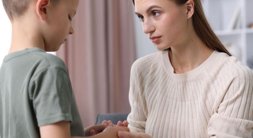 Lehet, hogy rosszul tanítod a bocsánatkérést: ezért válhat üres szóvá