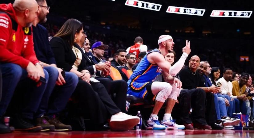 Szürreális pillanat az NBA-ben: cipővel blokkoltak egy dobást  videó