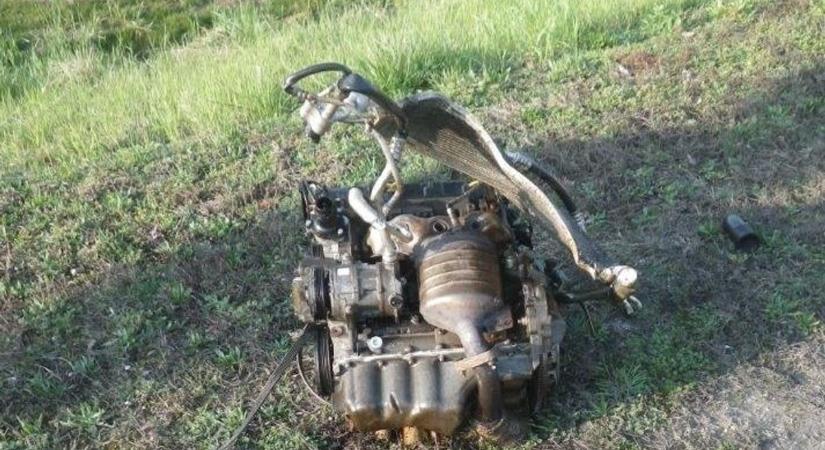 Helyszíni fotók: frontálisan karambolozott két autó Tátnál