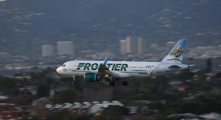 Leszállítottak egy siket utast a repülőgépről, amiért nem hallotta a légiutas-kísérőt