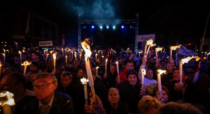 „Buszoztatták” a résztvevőket Orbán Viktor dunaújvárosi eseményére?