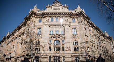 „Ők adókat emelnek, és aranybudira költik a pénzed” - harsogja a Fidesz, miközben kiderült, hogy Ők rendeltek aranyvécét és ajtókat milliárdokért