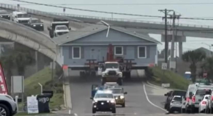 Döbbenetes videó: így szállítanak egy komplett házat a forgalomban