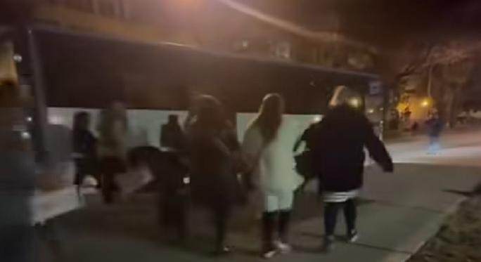 Videó: így futnak a buszhoz Orbán bértapsolói