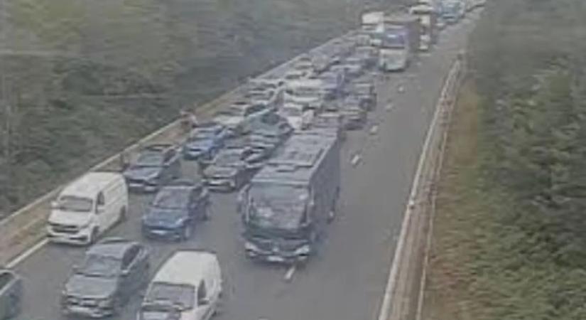 Durva baleset bénította meg a forgalmat – teljesen leállt egy fontos autópálya