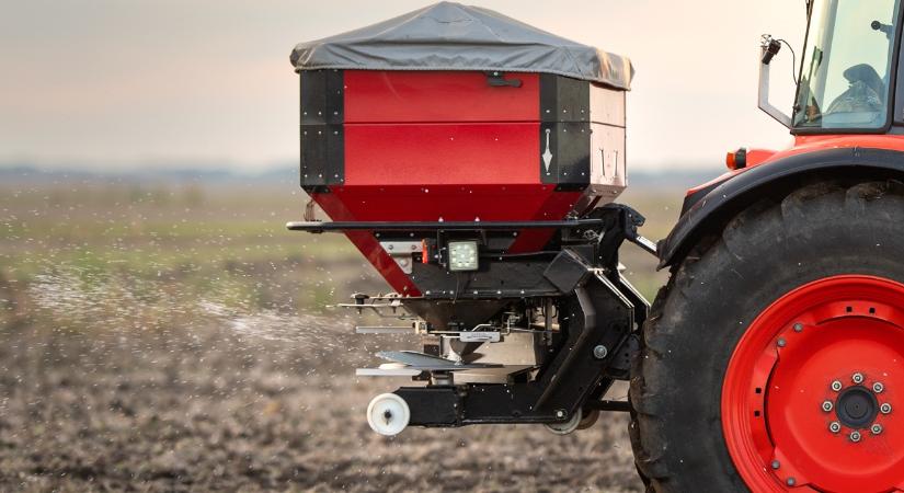 Trump váratlan húzása: egy 100 éves törvényt törölt el a műtrágya miatt