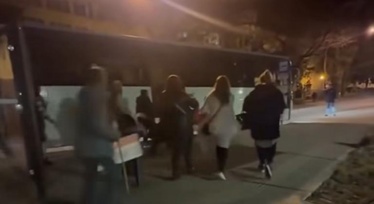 Magyar Péter: A Fidesz szervezetten buszoztatja a szimpatizánsokat Orbán Viktor országjárására