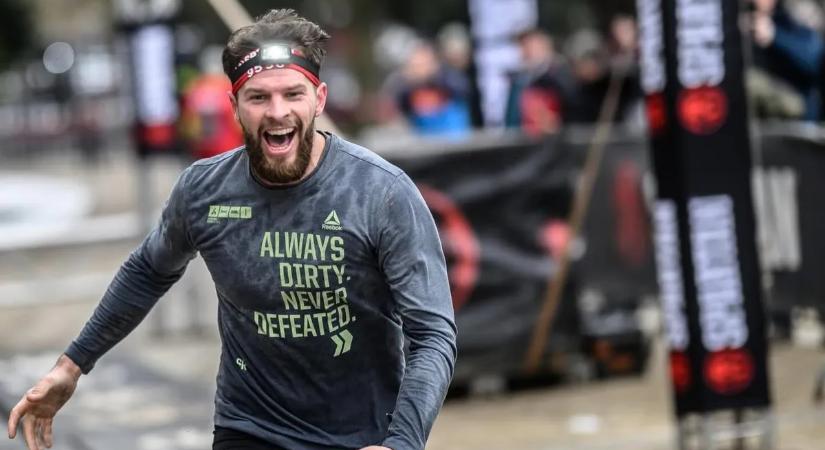 Izgalmas verseny után aranyéremmel kezdte a Spartan-idényt